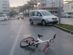 Rampadan İnen Bisikletli Genç Hafif Ticari Araca Çarptı: 1 Yaralı