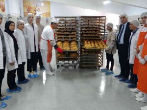Öğrenciler Fırının Başına Geçti Günlük 15 Bin Ekmek Üretilecek