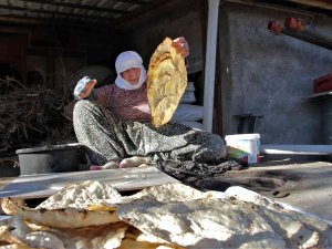 97 Yaşındaki Mesude Nine, 67 Yıldır Tandırda Ekmek Pişirerek Geçimini Sağlıyor