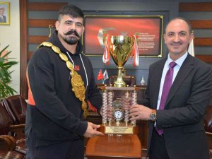 Başpehlivanı Şimşek Rektör Karakaya’yı Ziyaret Etti