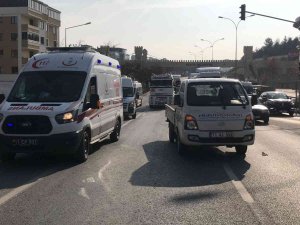 Kırmızı Işıkta Bekleyen Kamyonete Arkadan Çarptı