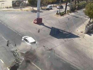 Hatay’da Kaza Anları Kamerada: Araç Parçalara Ayrıldı, Sürücü Fırladı
