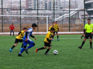 Okullar Futbol Maçında Yarışıyor