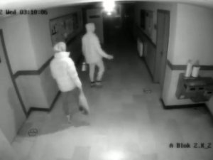 Okuldan Bağış Kutusunu Çaldılar, Bozuk Paraları Akaryakıt İstasyonunda Tümlettiler: O Anlar Kamerada