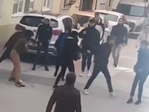 Bursa’da Liseli Gençlerin Kavgası Kamerada