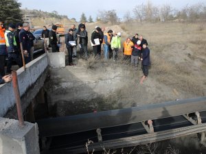 Köprüde Çatlaklar Oluştu, Ağır Vasıtalara Kapatıldı
