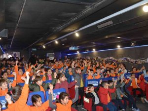 Gezen Sinema Sındırgı’da Çocuklarla Buluştu