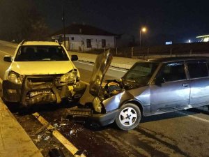 Otomobil Kamyonetle Çarpıştı: 3 Yaralı