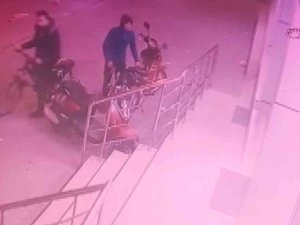 Kalabalığı Umursamadı, Park Halindeki Motosikleti Çaldı: O Anlar Kamerada