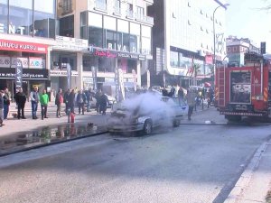 Maltepe’de Kaputu Açılmayan Otomobil Alevlere Teslim Oldu