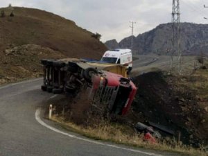 Siirt’te Virajı Alamayan Tır Devrildi:1 Yaralı