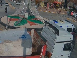Hasta Taşıyan Ambulans Traktöre Çarptı, O Anlar Kgys Kamerasına Yansıdı