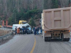 Panelvan Araç İle Minibüs Çarpıştı: Araçta Sıkışan Sürücüyü İtfaiye Ekipleri Kurtardı