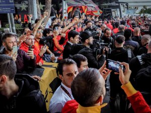 Antalya’ya Gelen Galatasaray’a Havalimanında Coşkulu Karşılama