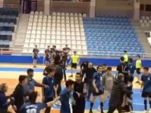 Liseli Öğrenciler Maçta Birbirine Girdi, Kavgaya Polis Müdahale Etti