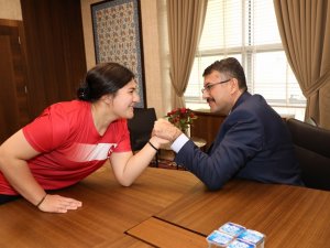 Vali, Milli Sporcuyla Bilek Güreşi Yaptı