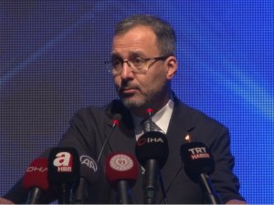 Bakan Kasapoğlu, Sanatçılar Ve Gençlerle “Dünyadan Uzak” Şarkısını Seslendirdi