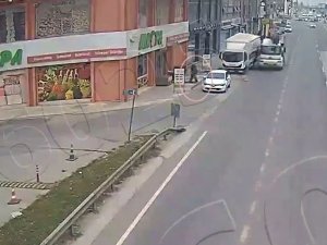 Park Halindeki Kamyona Çarpıp Kaçtı