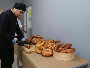 Liseliler Hamur Teknesinin Başına Geçti, Günde 10 Bin Ekmek Üretecek