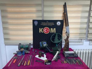 İ̇zmir’de Kurusıkıdan Tabanca Yapan 2 Şüpheli Yakalandı