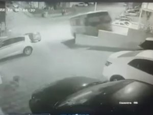 Duvara Çarpan Minibüs Sürücüsü Camdan Fırladı, O Anlar Kamerada