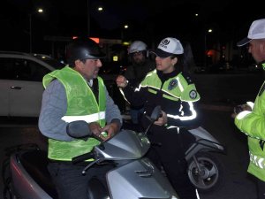 Trafik Ekipleri, 2 Tekerlekli Sürücülere Reflektif Yelek Dağıttı