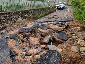 Patlayan Su Borusu Yol Ve Sera Camlarını Parçaladı, Seralar Suyla Doldu