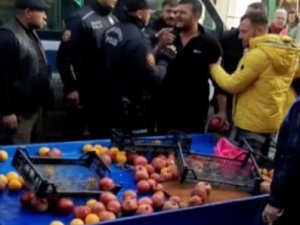 Zabıta Meyve Sıkma Makinesine El Koyunca Ürünlerini Yerlere Saçtı