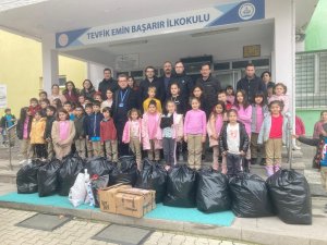 Biga’da Öğrenciler, Giysi Yardım Kampanyası Düzenledi