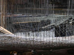 İ̇nşaat Alanında Beton Dökümünde Kalıp Çöktü: 2 İşçi Yaralı