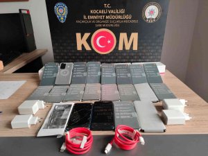 Durdurulan Araçtan 21 Kaçak Telefon Ele Geçirildi