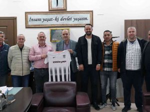 Başkan Uzundemir’e Forma Hediye Ettiler