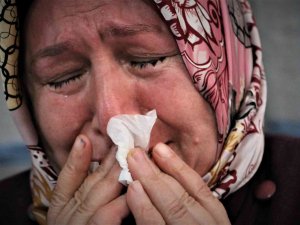 Evlat Nöbetindeki Anne Çocuğunun Fotoğrafına Bakıp Gözyaşı Döküyor