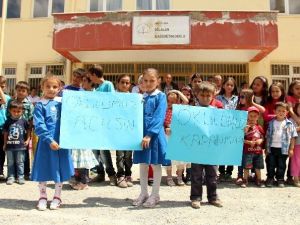 Çocuklar Kapanan Okullarının Açılması İçin Eylem Yaptı