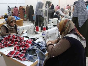 Kadınlar, Ürettikleri Kıyafetleri Satarak Ev Ekonomilerine Katkı Sağlıyor