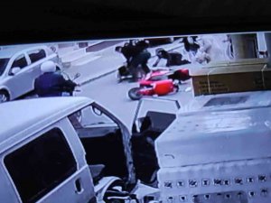 Saplantılı Şahsın Çocuğunun Gözü Önünde Bıçakladığı Kadını Esnaf Kurtardı