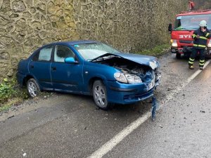 Sürücüsünün Kontrolünden Çıkan Otomobil Duvara Çarparak Durabildi