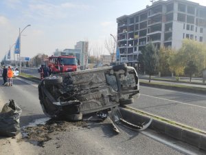 Malatya’da Otomobilin Refüje Çarptığı Kaza Kameralara Yansıdı
