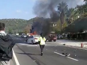 Bariyerlere Çarpan Otomobil Alev Aldı