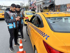 Ceza Yiyince Sinirlenen Taksici Gazetecilerin Yakınından Hızlı Geçince Bir Ceza Daha Yedi