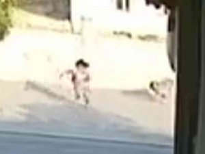 Köpekten Kaçan Küçük Kız Aracın Altında Kalmaktan Son Anda Kurtuldu