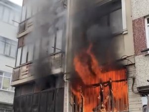 Fatih’te Bir Daire Alev Alev Yandı
