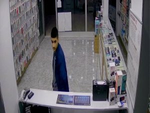 Arnavutköy’de Bir Telefoncu Dükkanından Sadaka Kutusunu Çalan Hırsızın Rahatlığı Hayrete Düşürdü