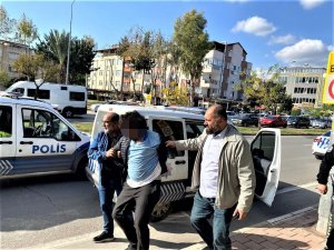 Antalya’da Trafikte Motosikletli Kurye Dehşeti: Kapı Anahtarı İle 3 Polisi Yaraladı