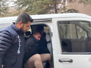 Yenilik Partisi Genel Başkanı Öztürk Yılmaz’a Bıçaklı Saldırıda Bulunduğu İddiasıyla Yakalanarak Gözaltına Alınan Serhat K., Ankara Adliyesine Getirildi.