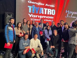 Erzincan Ekibi ’Çaresizlik’ Oyunuyla Türkiye Üçüncüsü Oldu