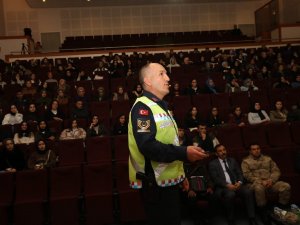 Üniversite Öğrencilerine Trafik Eğitimi Verildi