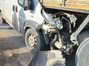 Kamyona Ok Gibi Saplanan Araçtaki 2 Kişi Hayatını Kaybetti