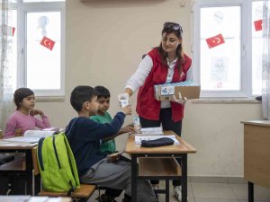 Mersin’de Çocuklara Sütün Yanında Kuruyemiş