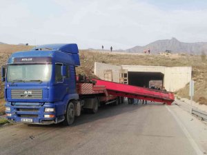 Amasya’da Vinç Yüklü Tır Takıldığı Altgeçide Çarptı